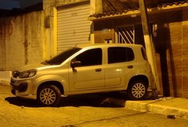 Carro estacionado destrava e colide com poste no Centro de Arapiraca