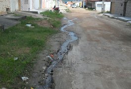 Moradores reclamam de vazamentos e desperdícios de água nas ruas, em Arapiraca