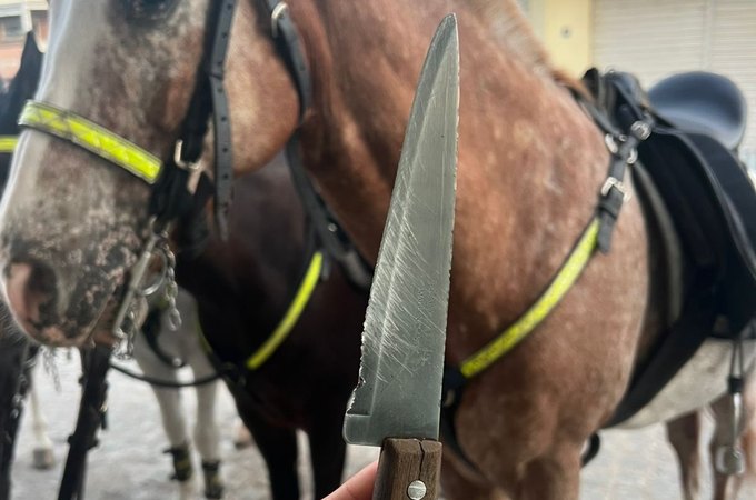 Homem é abordado pela Cavalaria no Centro de Arapiraca e tem faca apreendida