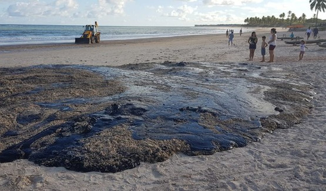 Mancha de óleo aparece no mar e  areia da Lagoa do Pau, em Coruripe