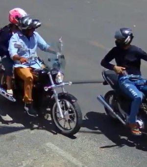 Vídeo: Criminoso para casal em motocicleta para cometer assalto no Centro de Arapiraca
