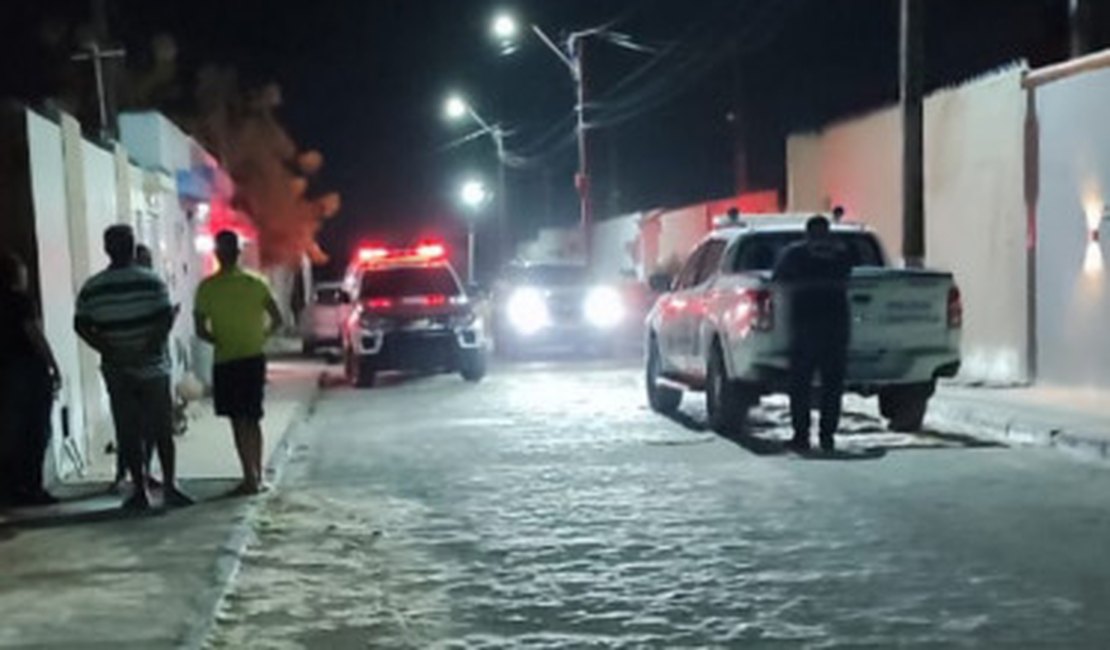 Homem mata a própria esposa com golpes de faca e marteladas em Marechal Deodoro
