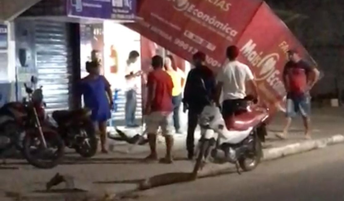Condutor perde o controle da direção de veículo e derruba fachada de farmácia, em Arapiraca