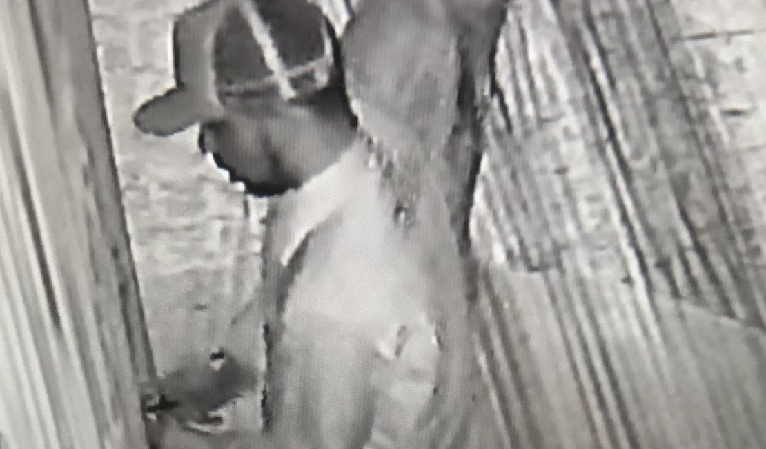 Dupla invade estabelecimento e furta produtos durante madrugada, em Arapiraca