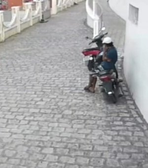 Homem entra na Concatedral de Arapiraca e furta motocicleta de forma sorrateira; ASSISTA