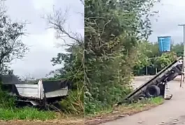Dois caminhões saem da pista em curva conhecida por acidentes no interior de Alagoas