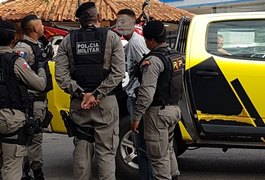 VÍDEO. Perseguição termina com homem preso e simulacro de pistola apreendido em Arapiraca