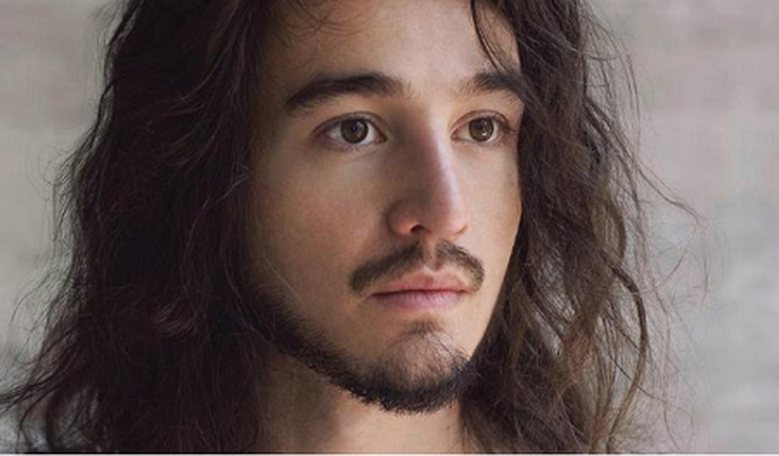 Após mais de um ano sumido da mídia, Tiago Iorc lança álbum visual