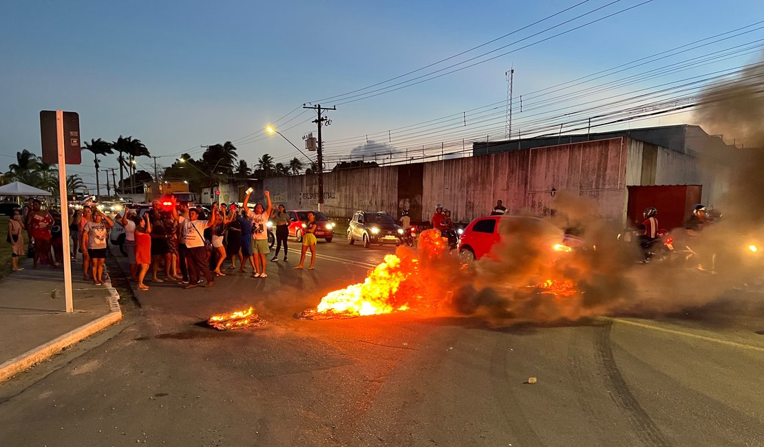 Moradores do Residencial Pedro Teixeira, em Santa Amélia, protestam contra a BRK