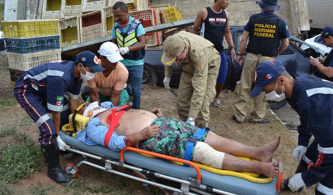 Condutor fica gravemente ferido após colisão com caminhão, em São Miguel dos Campos