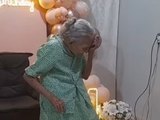VÍDEO: Idosa de 104 anos viraliza ao celebrar aniversário dançando forró de Luiz Gonzaga, em Pernambuco