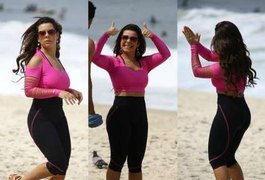 Fernanda Souza exibe boa forma em gravação de 'A Regra do Jogo' na praia