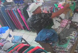 Vídeo. Homem se passa por cliente e furta celular de loja no centro de Arapiraca