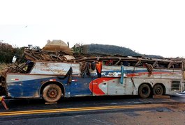 'Estava superlotado', diz delegada que apura acidente com ônibus de Alagoas