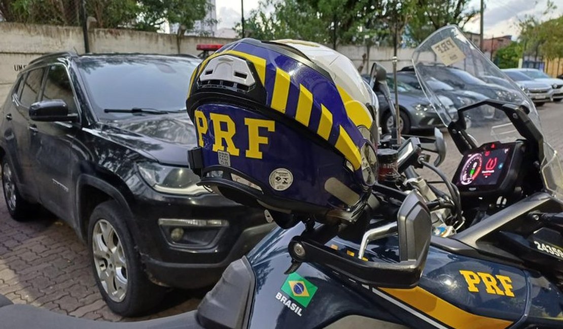 PRF recupera carro roubado em Alagoas durante fiscalização no Recife