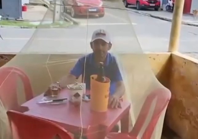 VÍDEO: Cliente de bar usa mosquiteiro para não ser perturbado por moscas em União dos Palmares