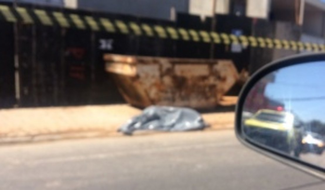 Homem é assassinado a tiros em rua movimentada no Barro Duro, em Maceió