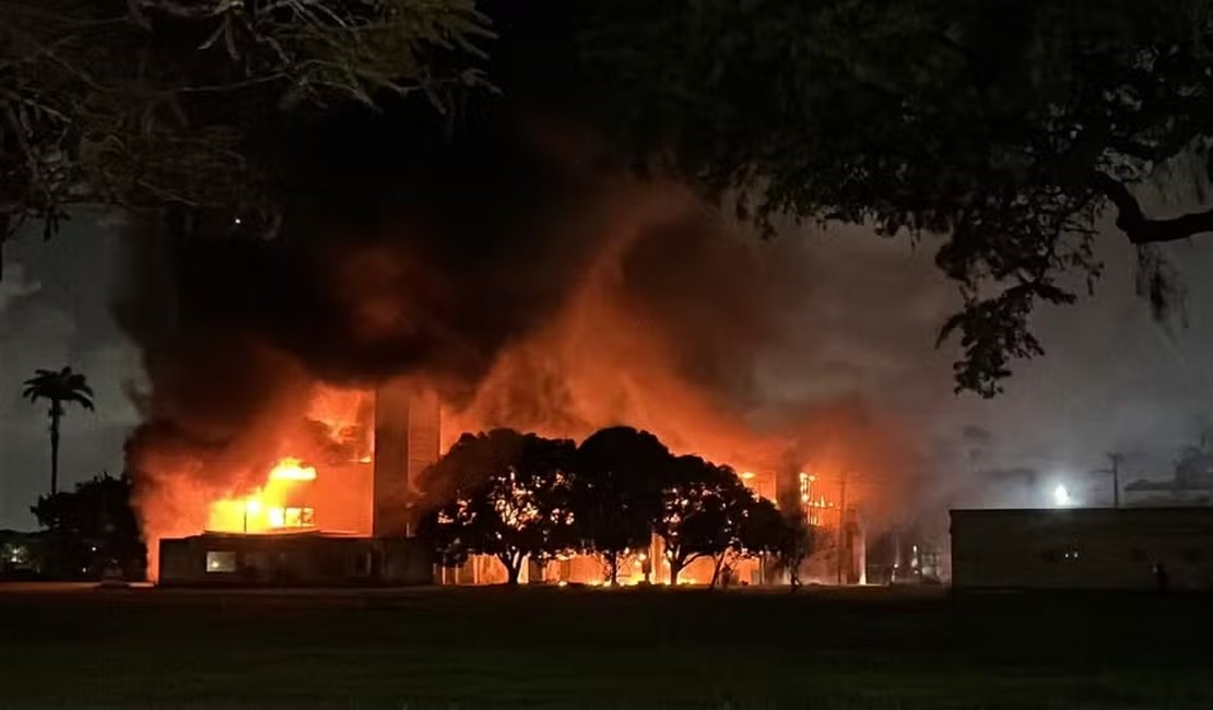 Incêndio de grandes proporções atinge prédio da UFPE