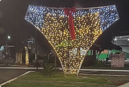 Calcinha gigante iluminada vira decoração de Natal em cidade de MG
