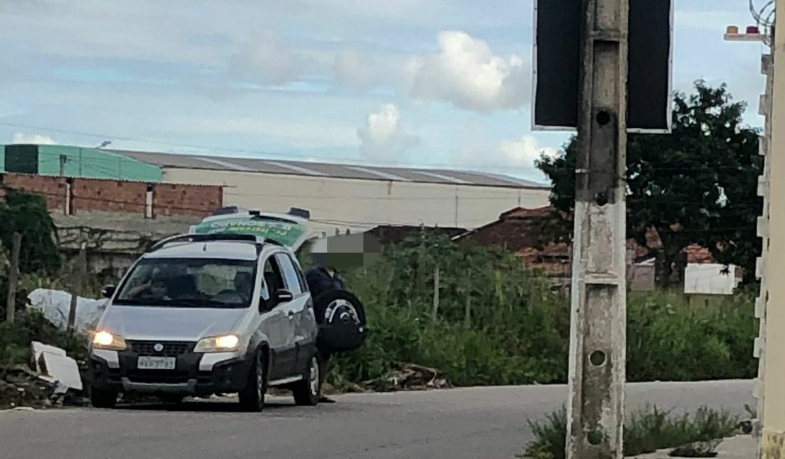 Motorista para carro nas margens de via em Arapiraca para jogar lixo em terreno; ato configura crime ambiental