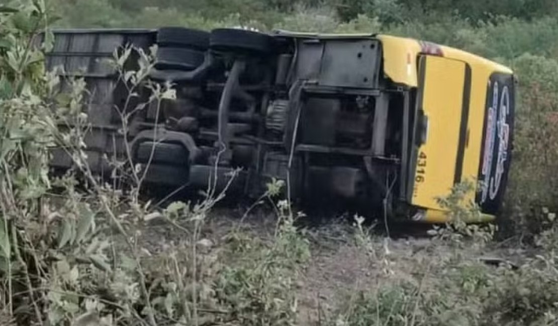 Ônibus com romeiros tomba e deixa mortos e feridos no Ceará