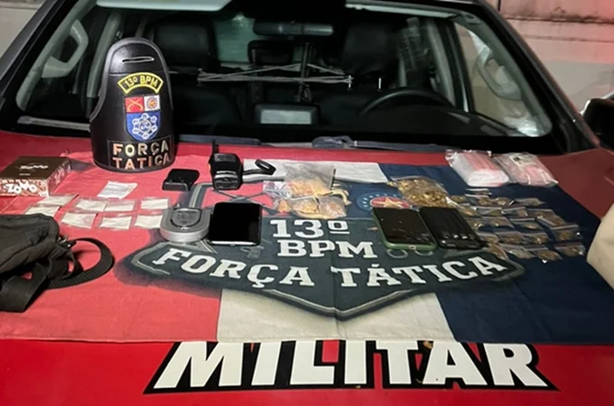 Força Tática do 13° BPM prende dois homens com maconha, cocaína e crack no Jacintinho