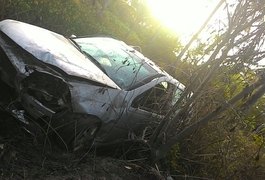 Vereador de Piaçabuçu fica gravemente ferido após capotar carro na AL 101 Sul