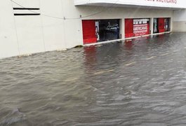 Vídeos: Chuva intensa alaga ruas e causa transtornos em Maceió