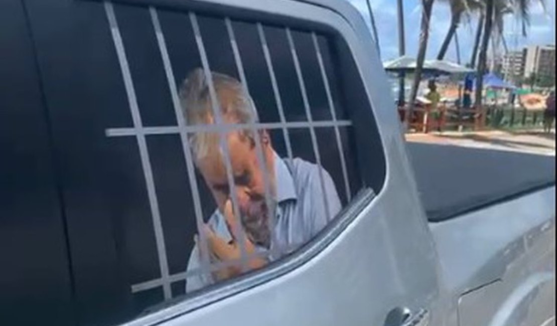 Policial questiona abordagem da SMTT por adesivo em vidro de carro em Maceió