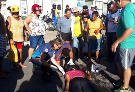 Homem causa acidente e deixa mulher ferida após empinar moto no trânsito de Arapiraca