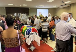 Familiares e amigos se despedem do ex-presidente do CSA Omar Coêlho