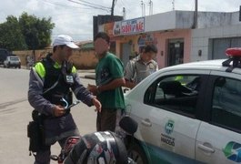 Três veículos são apreendidos por transporte ilegal de passageiros na capital alagoana