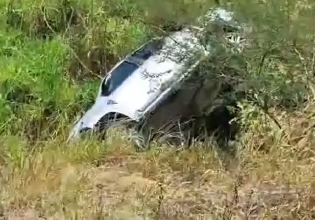 Motorista perde controle ao fazer retorno na AL-220 e carro cai em ribanceira do canteiro central, em Arapiraca