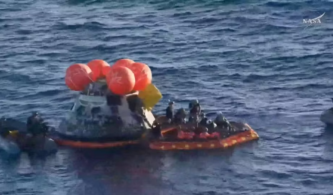 Astronautas da Artemis II são retirados da cápsula Orion após missão histórica ao redor da Lua