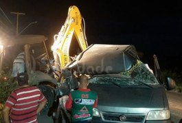 Retroescavadeira que era transportada por caminhão se desprende e cai em cima de van no Sertão de Alagoas