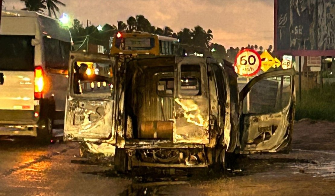 Veículo de passeio fica completamente destruído após incêndio, em Marechal Deodoro