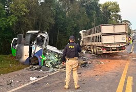 PRF diz que carreta invadiu pista contrária e causou acidente com 23 mortos no PR