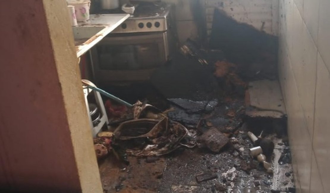 Casa fica destruída após incêndio em Palmeira dos Índios