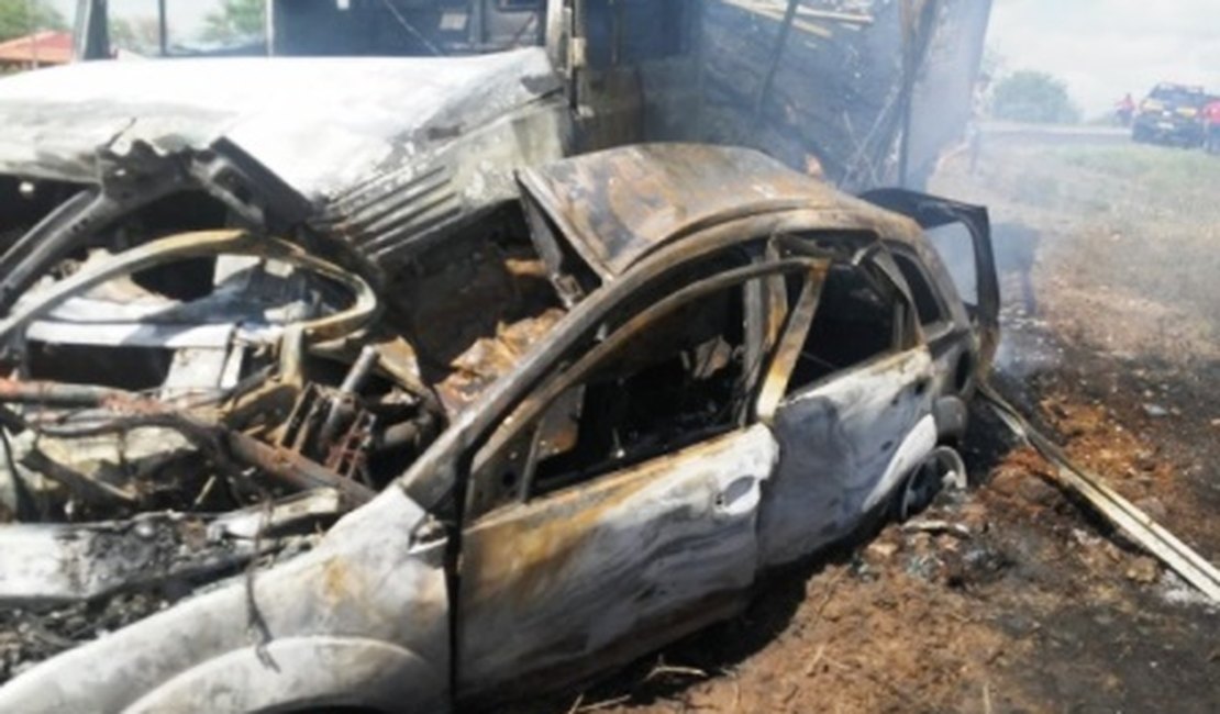 Motorista morre carbonizado após carro colidir com caminhão na BR-423, em Delmiro Gouveia