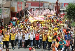 Multidão abraça Ricardo Nezinho na Caminhada da Vitória