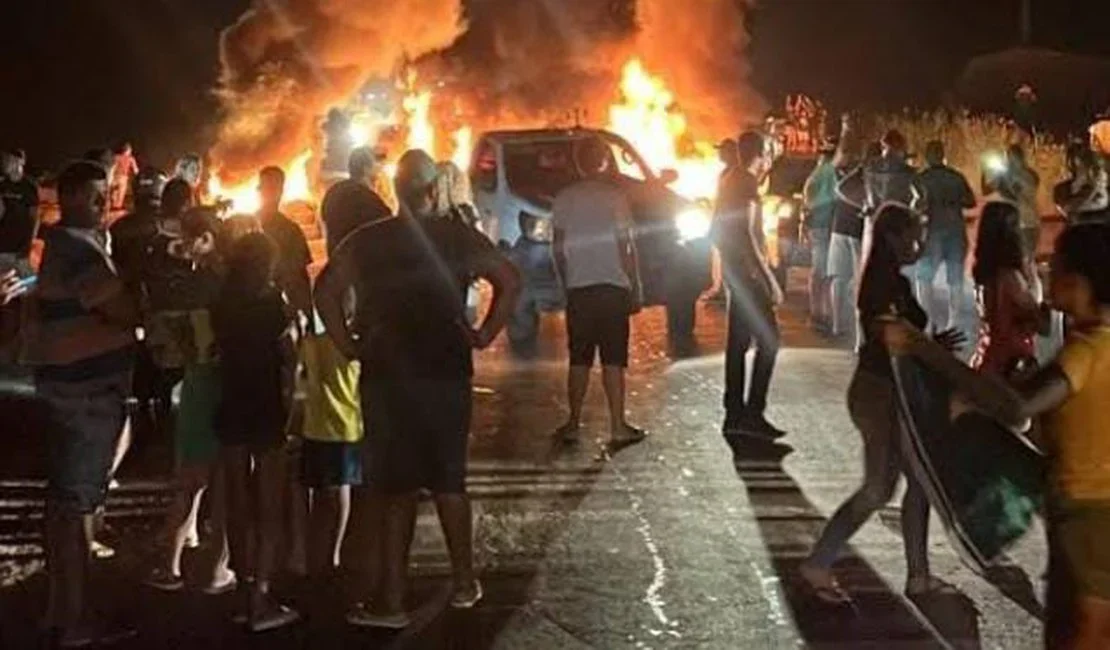 Manifestantes bloqueiam AL-110, no Povoado Bálsamo, em protesto pela vitória de Lula