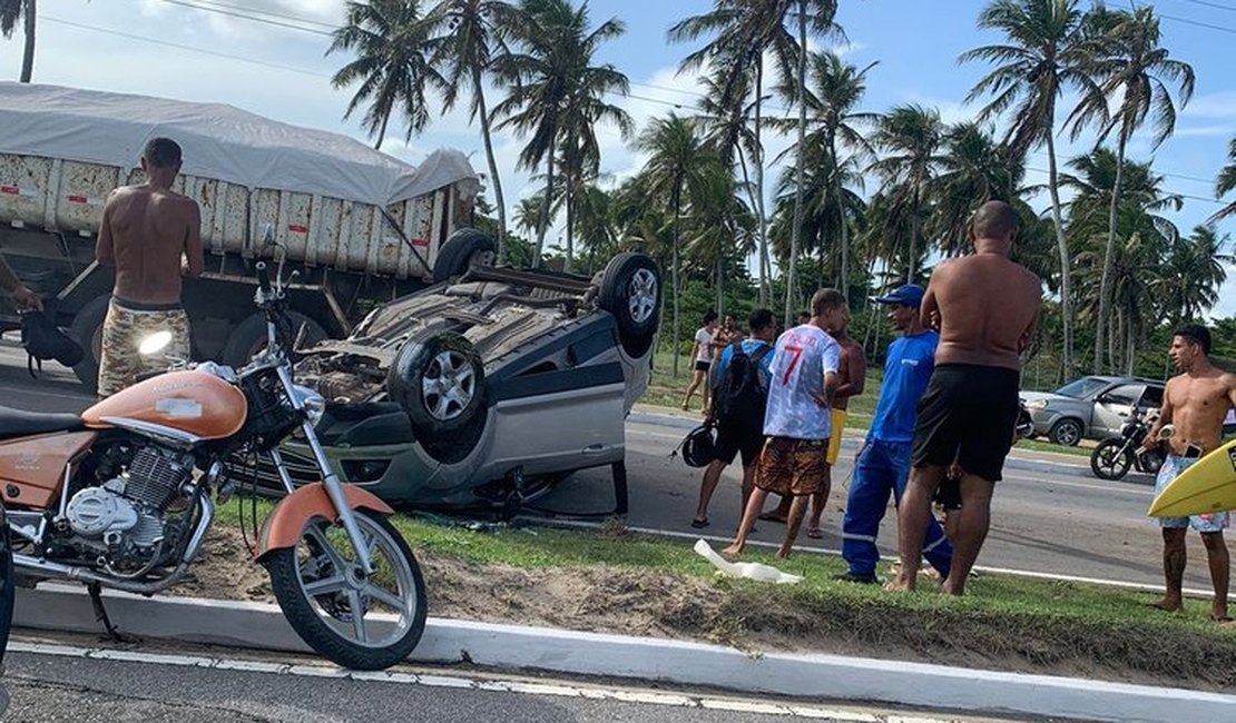 Idoso é arremessado de carro após capotamento em Maceió
