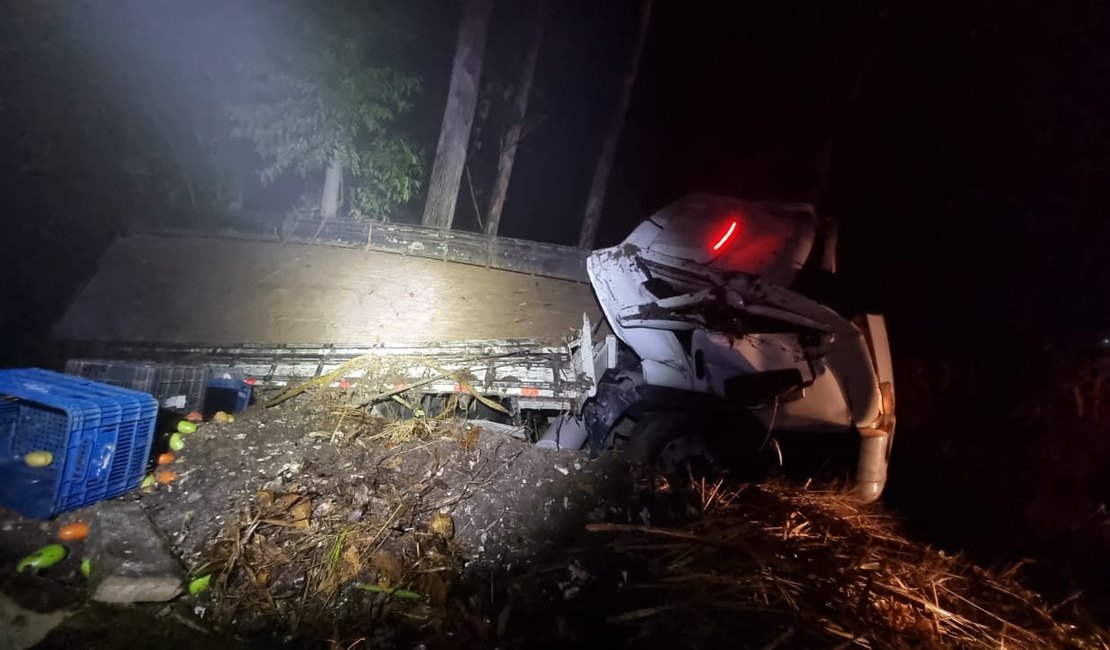 Caminhão carregado com verduras tomba na 'Curva da Melancia' e motorista fica ferido