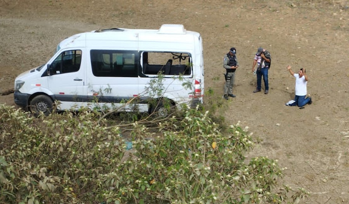 Van de transporte complementar com nove passageiros capota após deixar Arapiraca