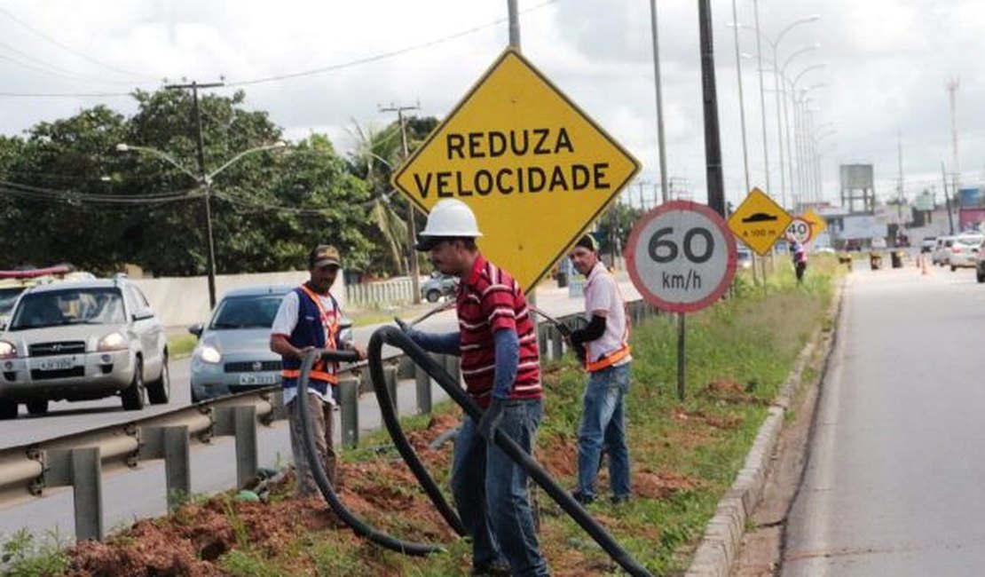 Obra de iluminação da AL-220 entra na reta final em Arapiraca