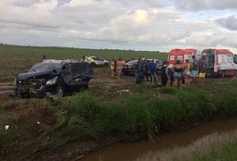 Casal fica gravemente ferido após capotamento de veículo em Campo Alegre