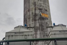 Placa de alumínio se solta de caixa d'água do Arapiraca Garden Shopping