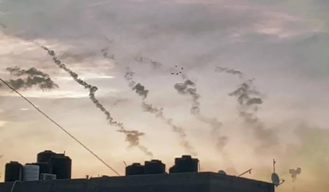 Israel é bombardeado por mísseis vindos de Gaza e Hamas assume autoria do ataque
