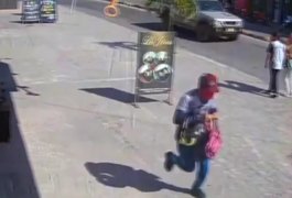 Latido de cachorro impede assalto de joalheria no Centro de Delmiro Gouveia; entenda e veja o vídeo