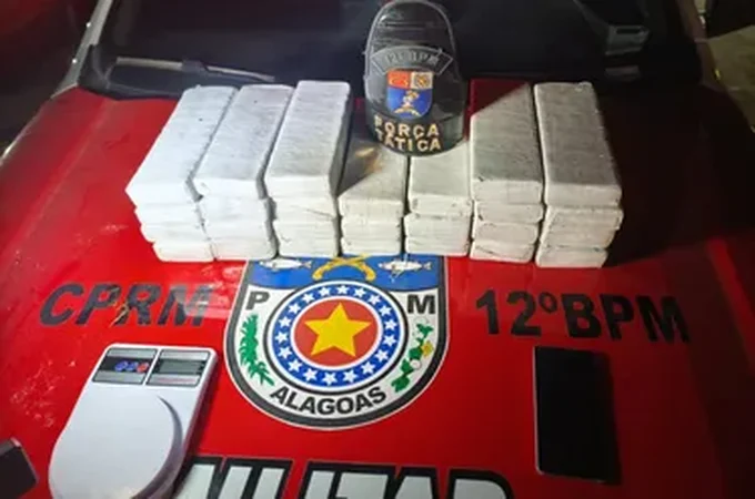 Homem é preso com quase 25 kg de maconha e diz que receberia R$ 500 para guardar droga, em Maceió